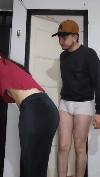 Uvízla ve skříni, její nevlastní bratr toho využívá a šuká ji! neklade odpor a nechá se šukat . žhavý sex