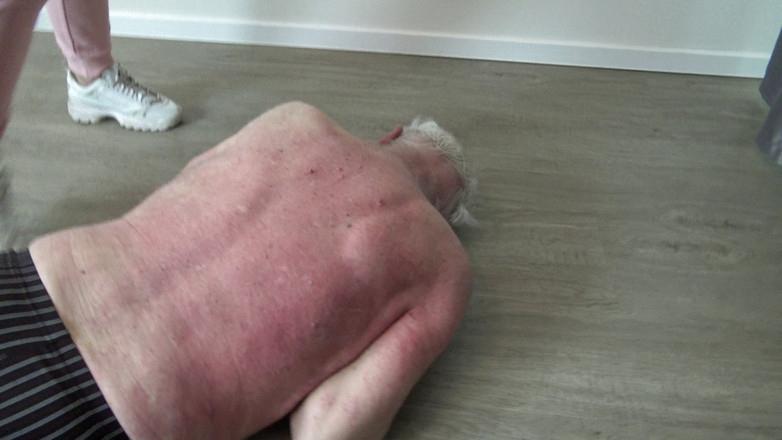 Femdom Austria: Starý bijecí otrok sadistické domácí pomoci!