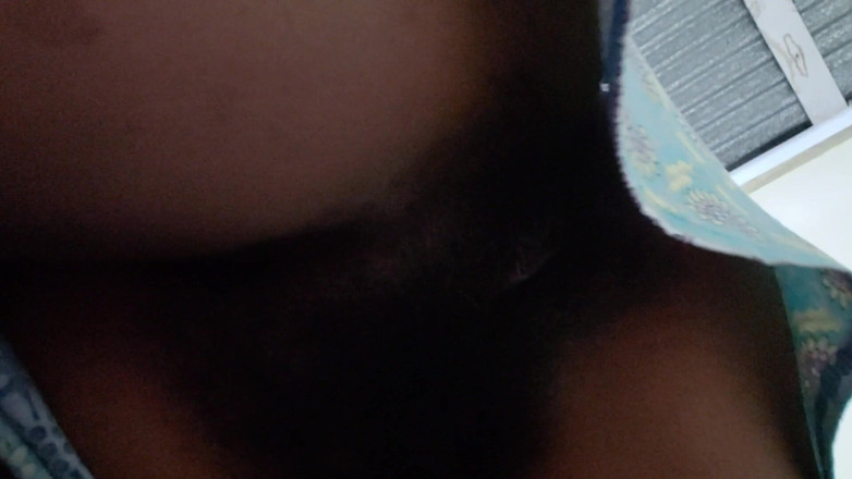 Lovemina: För att visa mig hennes stora fitta och onanera tar...