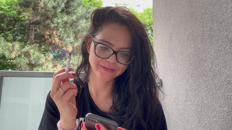 Shione Cooper: 在这里回答你时吸烟