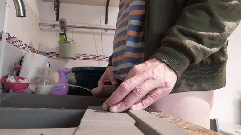 Rafael Torreano: Wichsen, kommen und ins Spülbecken pissen