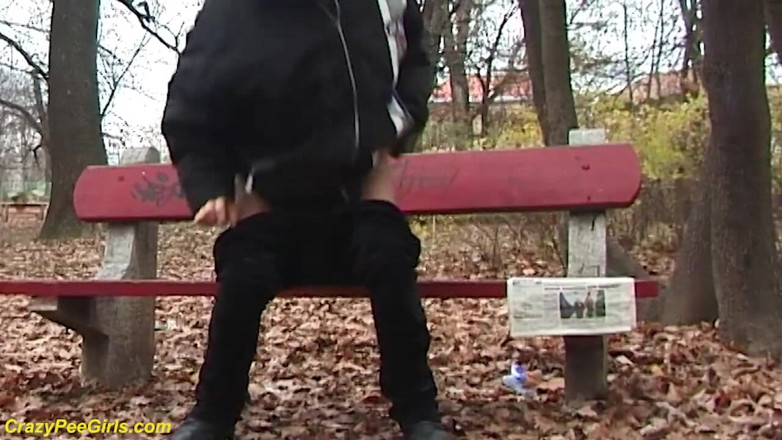 Crazy pee girls: Genç kız parkta işiyor