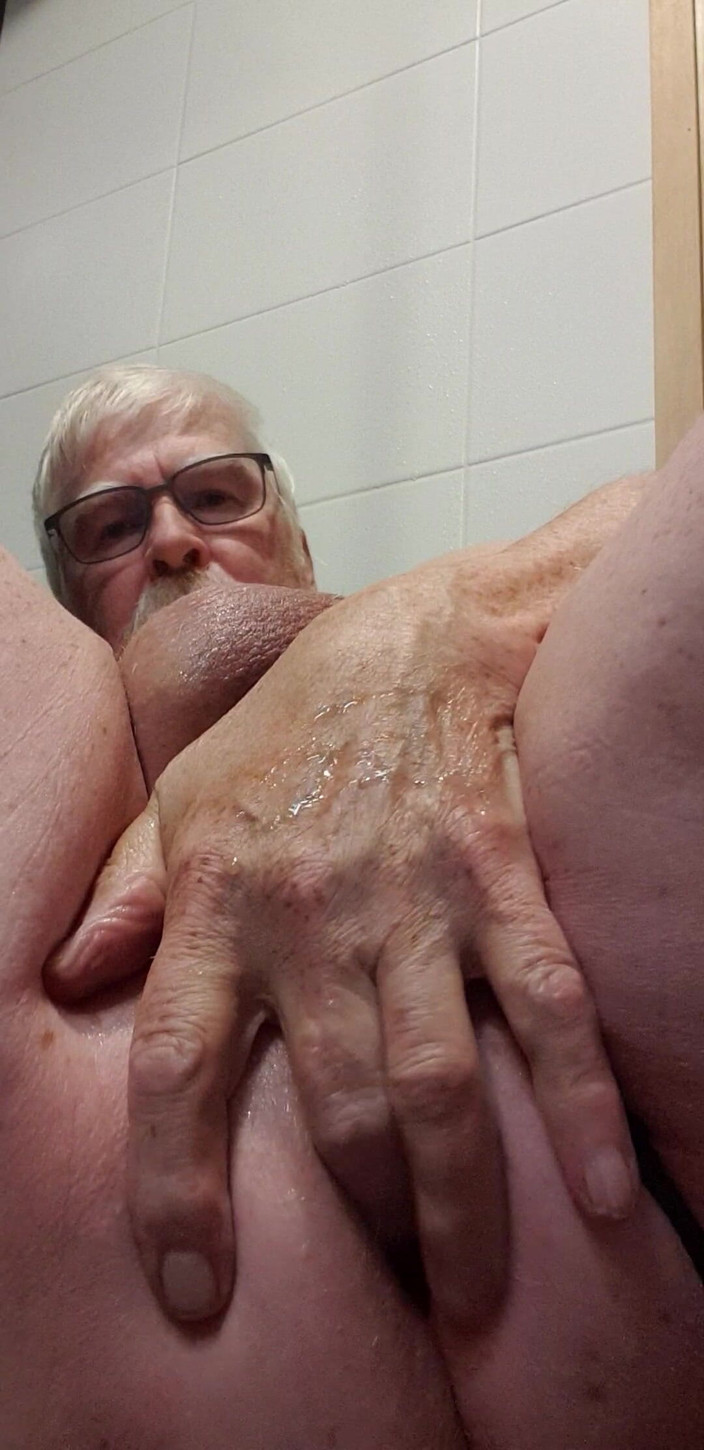 Redhairy4u: Drobný čůrák čůrá v kalhotách a po celém těle