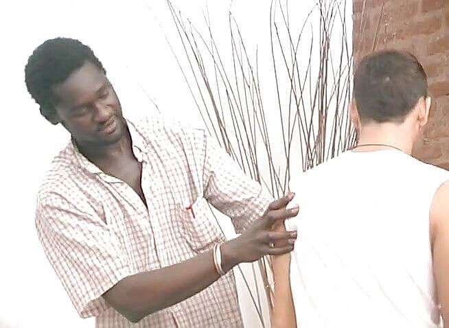 Bareback TV: Худий білий хлопець трахає чорний член