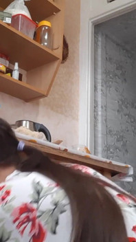 J’ai baisé une fille avec un gode ceinture pendant qu’une femme de ménage cuisinait