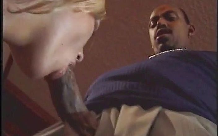 First Black Sexperience: Блондинку суку лизав і трахав чорний член і отримала крем, поки її розбещена дівчина дивиться