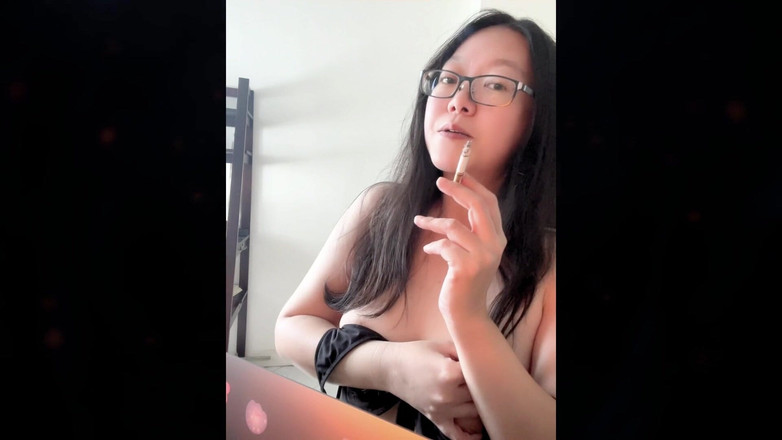 Smoking Asian: Sigara içen Asyalı orta yaşlı seksi kadın sigara kulesimi yığıyor +...
