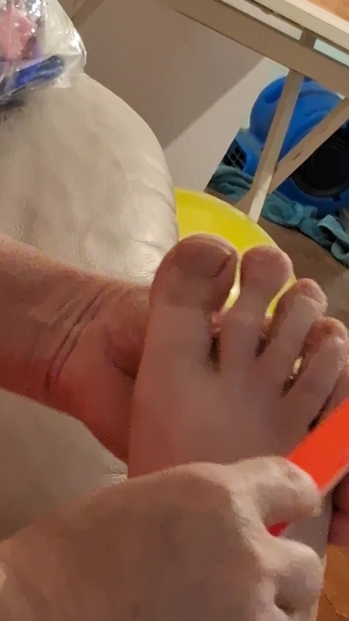 BBW nurse Vicki adventures with friends: Duża pielęgniarka urody Vicki tnie chłopaków Toe Nails Ma śmierdzące brudne...