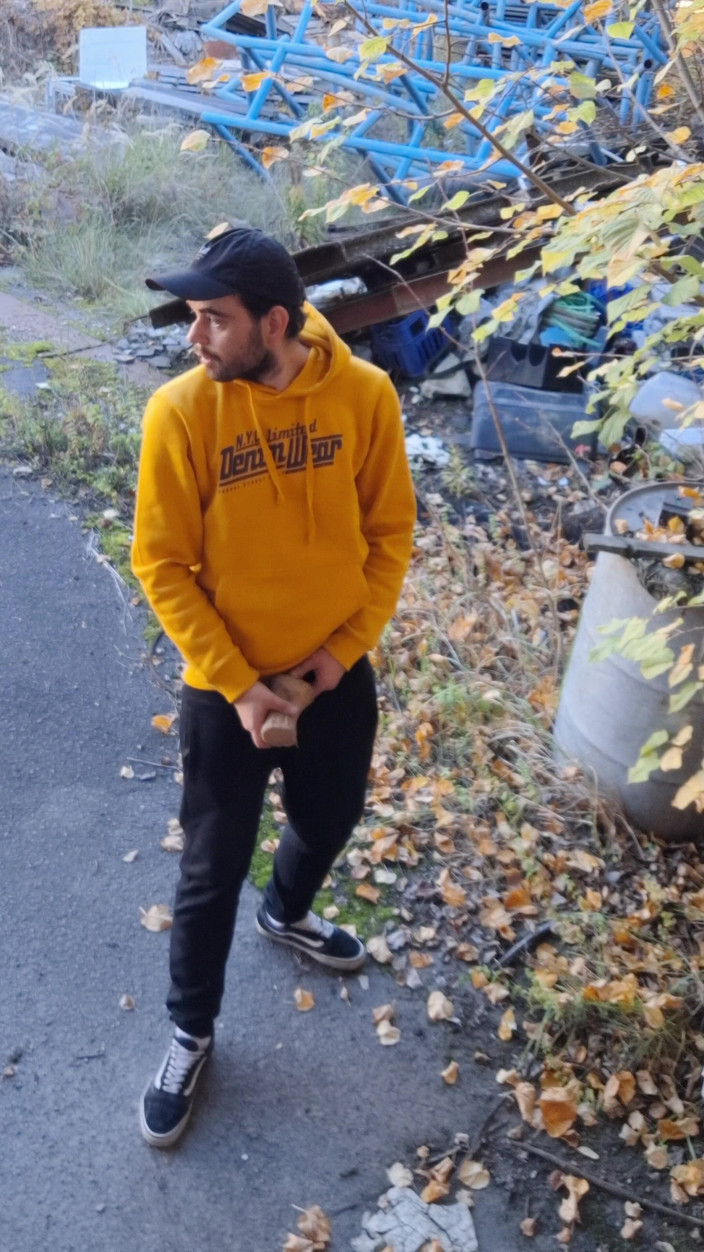 jerkofflover: 버려진 공장 야외와 홀 내부에서 자위 행위