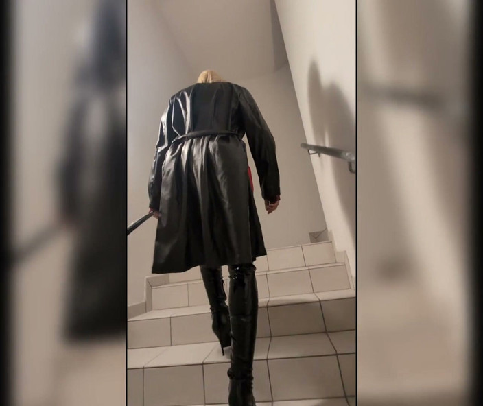 Chatuser: Procházka v parkovacím domě, blondýnka v overknee botách, červené pvc šaty a...