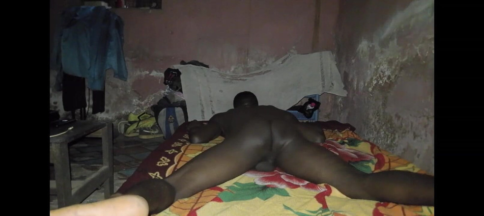Masturbator emmy: Bobby Johnson, Afrikalı zenci adam yatağını sikmeyi bırakamıyor