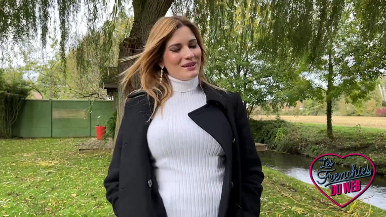 The Frenchies of the web: Rose, una ragazza, fa sesso davanti a una telecamera per...