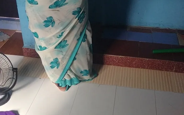 Tamil lesbian: Big MILF Aunty Saree Wearing