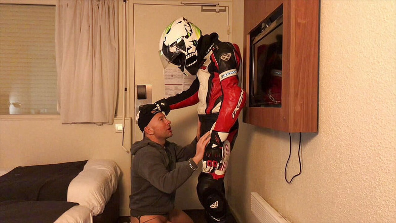 HUMLIATION AND SPANKING PORN: Humiliation à l'hôtel avec une motarde en tenues fétiche