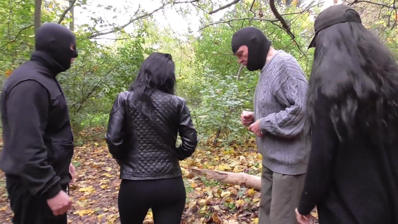 Femdom Austria: Duș cu pișare în pădure