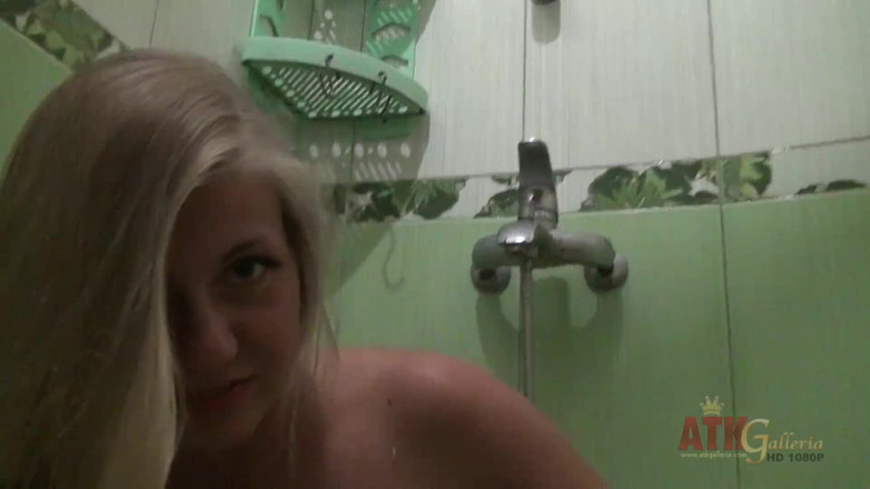 ATKIngdom Fans: Busty blonde Sridevi pissing in the shower