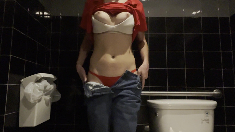 Breezy Sweet: vetres restaran ke baathroom men khud ka viry nikaalti hai