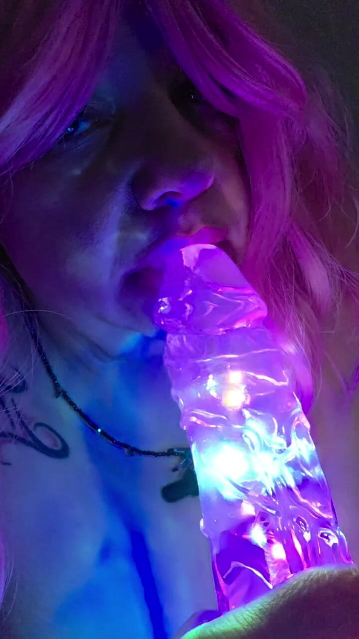 LustyPeachesofSin: Lutschen an meinem beleuchteten dildo