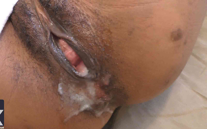 Bam-bulax: Волохата чорна пизда наповнюється білим членом і гарячим кремом