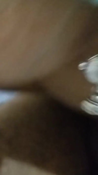热辣女人吮吸她的阴户，她热辣的阴户乳头