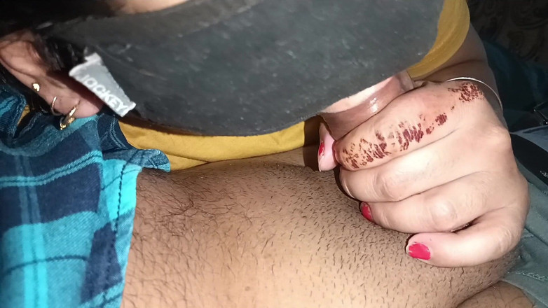 NaughtyWings: 남친의 자지를 흔드는 인도 소녀