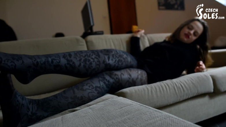 Czech Soles - foot fetish content: Anna en sevdiği yıpranmış külotlu çorapla seni azdırıyor