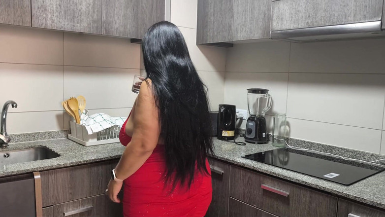 Riderqueen: Mama vitregă matură sexy mare și frumoasă se fute în bucătărie