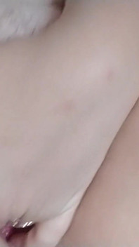 Ranní masturbace na prázdninovém gauči
