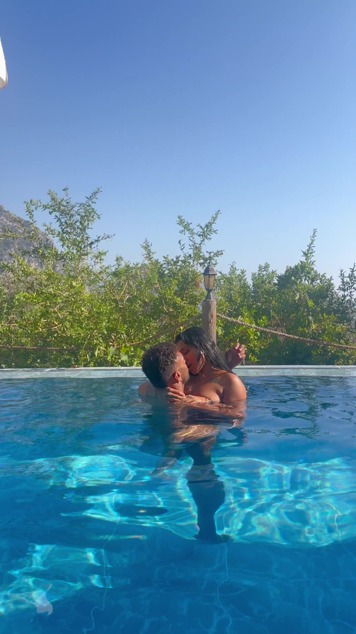 Yasmina Khan: Niewierność mojemu mężowi z sąsiadką z wielkim kutasem w basenie...