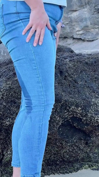 Kencing dalam seluar jeans ketat di pantai