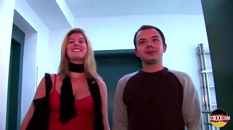 123XXX - 100% Amateurs: La sexy bionda ha il sogno di una bocca piena...