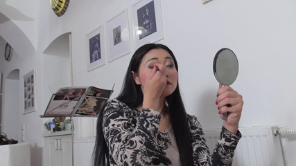 Foot Girls: Feetsmeller under the dressing table!