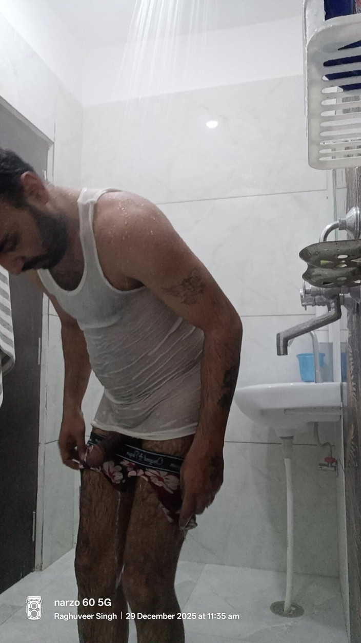 Rajasthani-old-lover: Bărbatul se bucură de duș