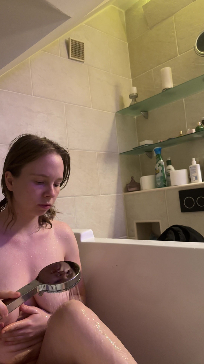 SweetLucy96: Duże piersi i twarde sutki