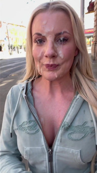 MILF blonde Emily Walters dengan pancutan muka besar-besaran berjalan