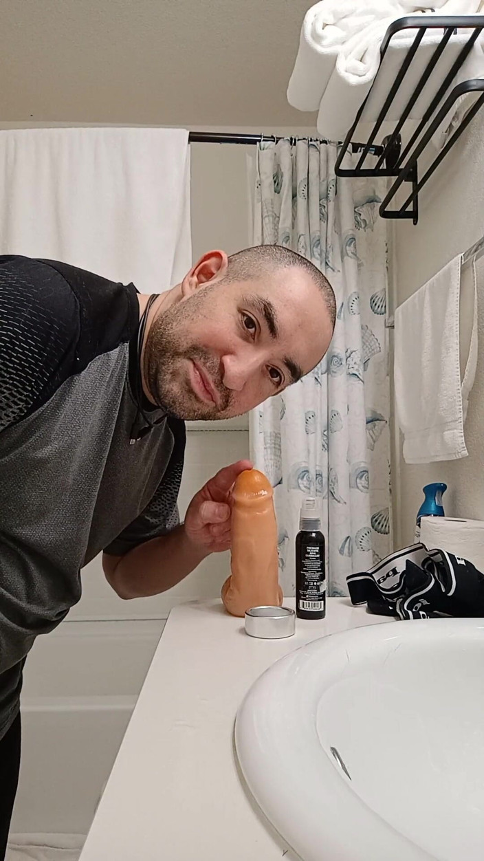 Brandon Lee: Dildo, jockstrap, dan cincin kontol