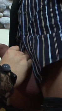 Blondei mari și frumoase îi plac inserțiile adânci în cur, precum și pompa vaginală pe pizda ei