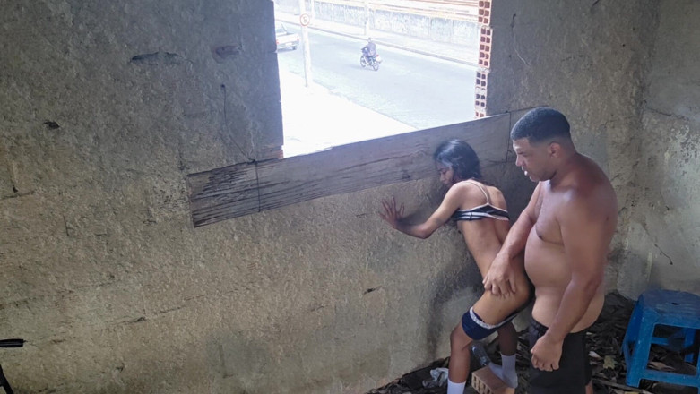 Bebes vagabundas: La jeune fille aime regarder la rue