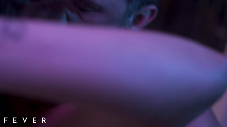 Fever Films: Giovane coppia scopa sulle scale di fuga del fuoco