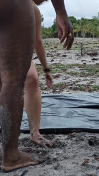 Jugando la pelota en el campo con mi vecino perdimos la cocina