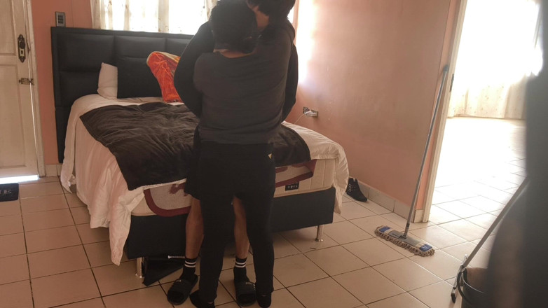 Moo DBOXXX: Komşumun karısı bütün gün seks için geliyor, kocası onu tatmin...