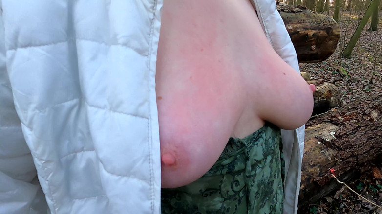 Bouncy Tits Action: Abaixo com a blusa, eu quero bater nos peitos