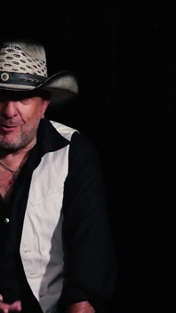Une rock star se fait baiser - Harley Sixx avide de succès et de bites une histoire italienne