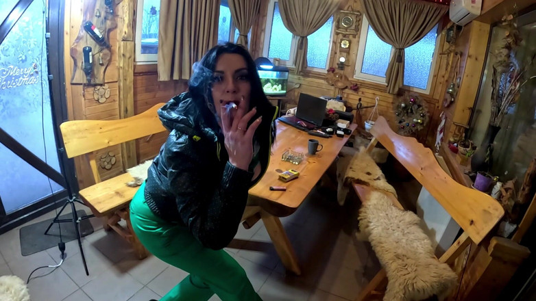 MilfyCalla: 绿色紧身衣挑逗吸烟，羞辱和凌乱的射精玩