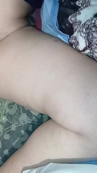 Zwei behaarte muschis und eine muschi im höschen ringen mit zitternden orgasmen