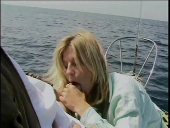 Old Good Porn: हॉट सुनहरे बालों वाली लड़की नाव पर अपनी गुलाबी चूत के साथ खेलती है