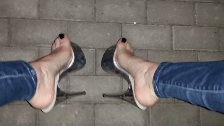 Heelex: Crossdresser láká svými sexy nohama v striptérkách na ulici