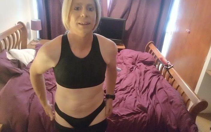 NikkiGee: Cavalcando lo strap-on!