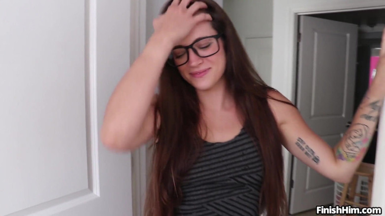 Finish Him: Dacey harlot: nyepong kontol besarnya yang becek