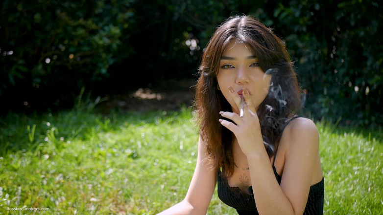Russian Smokers: Арина Курит Одну Черную Сигарету На Улице
